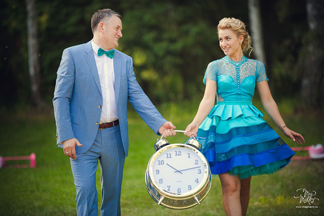 Алиса в Стране Чудес, тематическая свадьба Ани и Андрея, фотосессия молодожёнов с гигантскими часами