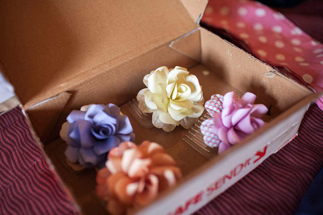 свадьба в тематике Алиса в Стране чудес, заколки с цветами для подружек