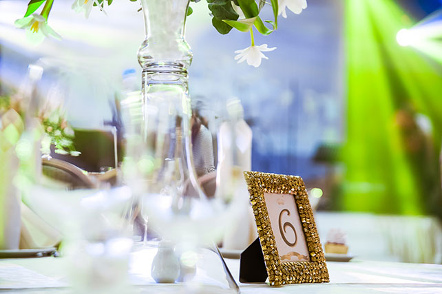 Анастасия и Михаил: ноябрьская сказка, номер стола золотого цвета