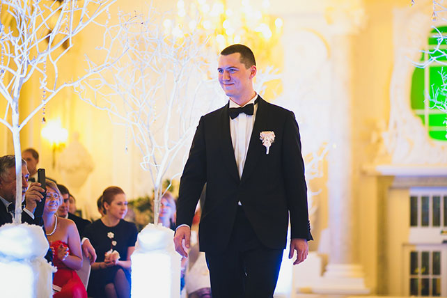 Анастасия и Михаил: ноябрьская сказка, жених идёт по проходу к алтарю