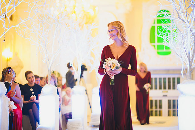 Анастасия и Михаил: ноябрьская сказка, подружки невесты идут по проходу