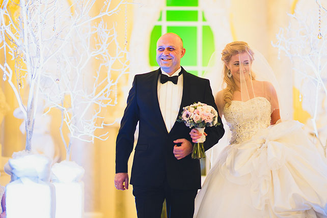 Анастасия и Михаил: ноябрьская сказка, отец ведёт невесту к алтарю