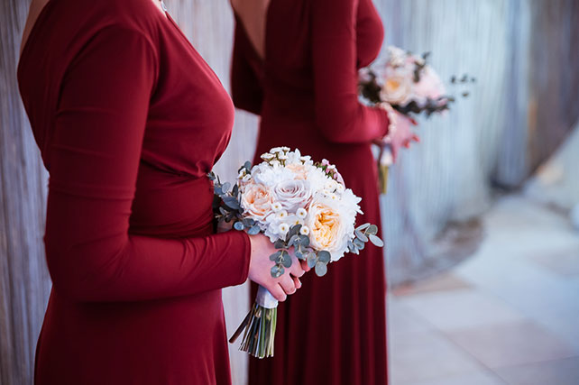 Анастасия и Михаил: ноябрьская сказка, подружки невесты с букетами