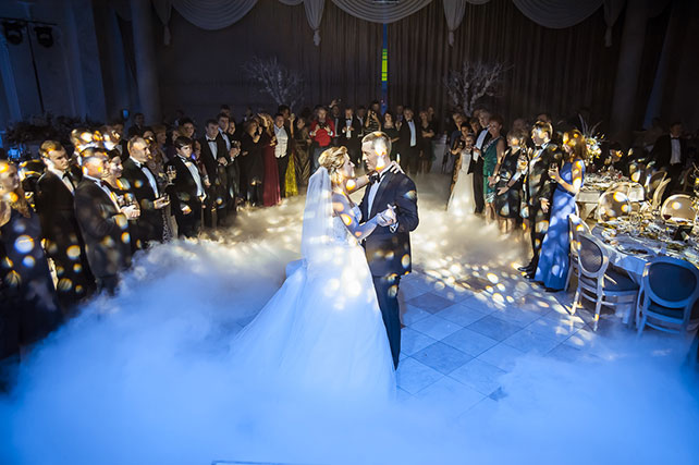 Анастасия и Михаил: ноябрьская сказка, первый танец жениха и невесты в дыму