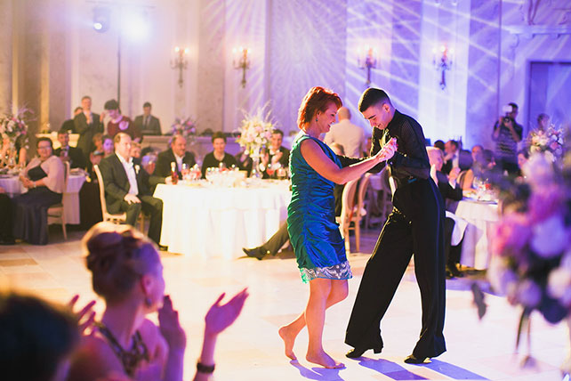 Анастасия и Михаил: ноябрьская сказка, танец мамы жениха