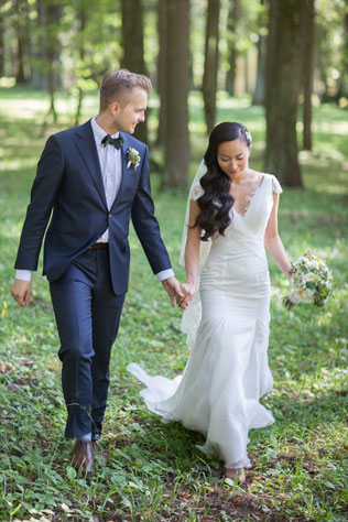 Английский сад, жених и невеста в лесу