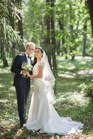 Английский сад, жених и невеста в лесу