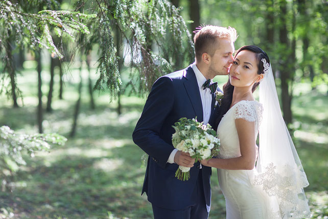 Английский сад, жених и невеста в лесу