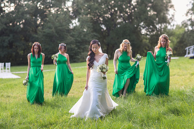 Английский сад, подружки невесты с невестой