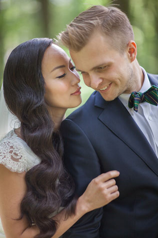 Английский сад, жених и невеста