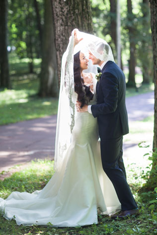 Английский сад, жених и невеста