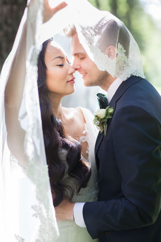 Английский сад, жених и невеста