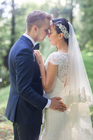 Английский сад, жених и невеста