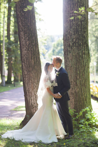 Английский сад, жених и невеста