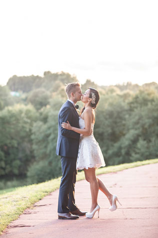 Английский сад, жених и невеста