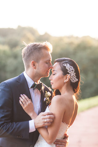 Английский сад, жених и невеста