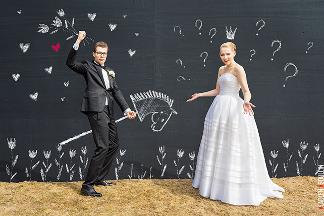 жених и невеста на фоне грифельной доски