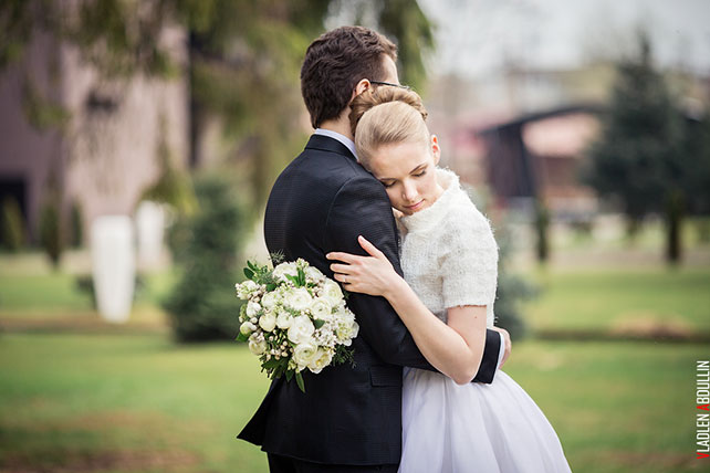 жених и невеста обнимаются