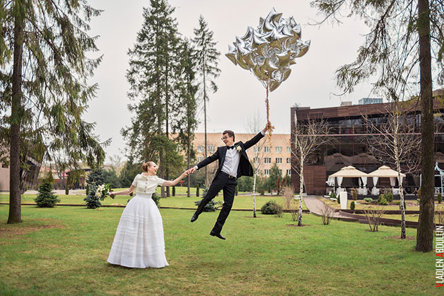 жених и невеста с шариками