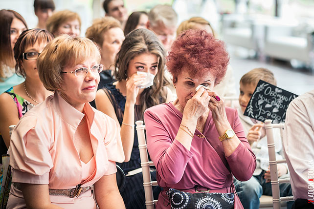 гости на церемонии бракосочетания