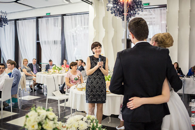 гости поздравляют жениха и невесту