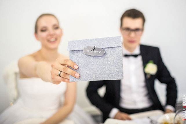 гости поздравляют жениха и невесту