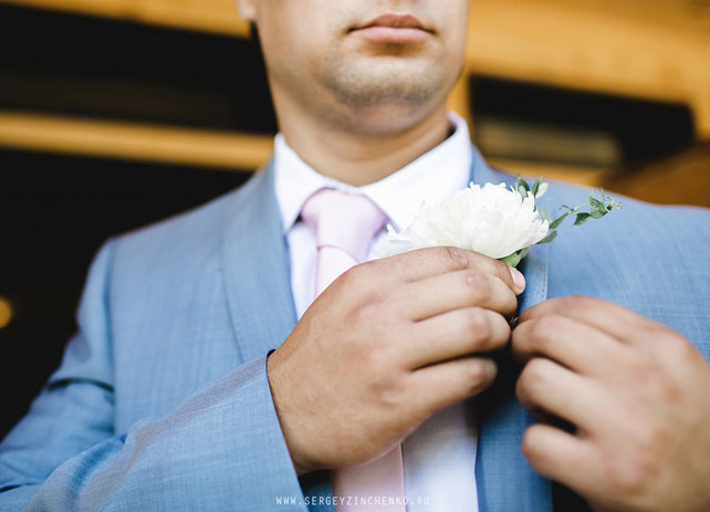 белая свадьба в шатре, бутоньерка жениха