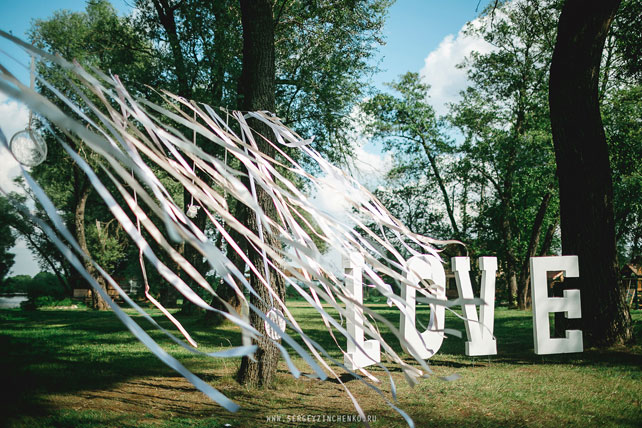 белая свадьба в шатре, место церемонии, ленты в декоре