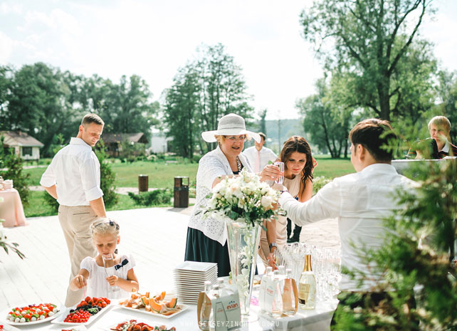 белая свадьба в шатре, стол с закусками и напитками