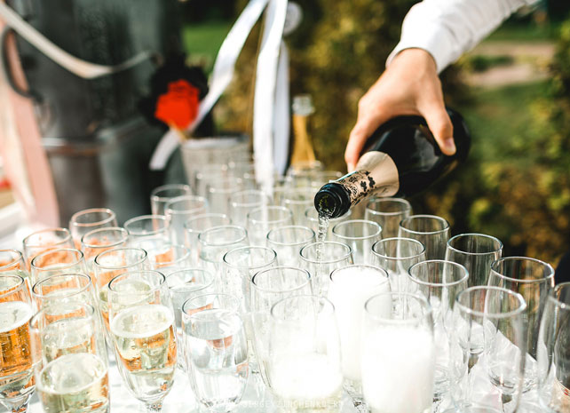 белая свадьба в шатре, шампанское на свадьбе