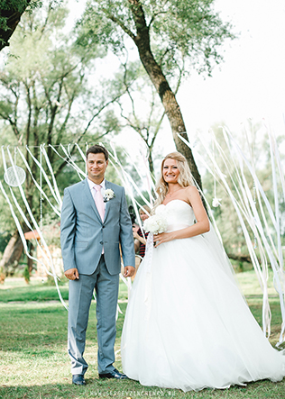 белая свадьба в шатре, жених и невеста