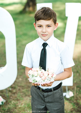 белая свадьба в шатре, мальчик с подушечкой для колец