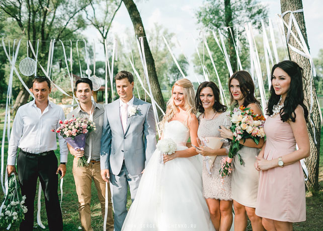 белая свадьба в шатре, жених и невеста с друзьями