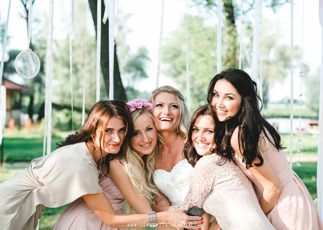 белая свадьба в шатре, невеста с подружками