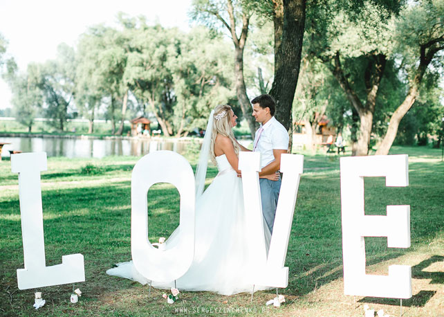 белая свадьба в шатре, огромные буквы для фотосессии