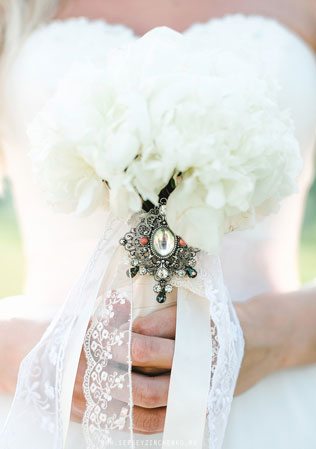 белая свадьба в шатре, белый букет невесты