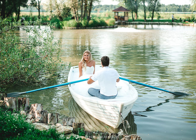 белая свадьба в шатре, жених и невеста катаются на лодке