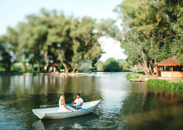 белая свадьба в шатре, жених и невеста катаются на лодке