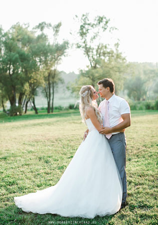 белая свадьба в шатре, жених и невеста