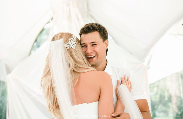 белая свадьба в шатре, жених и невеста