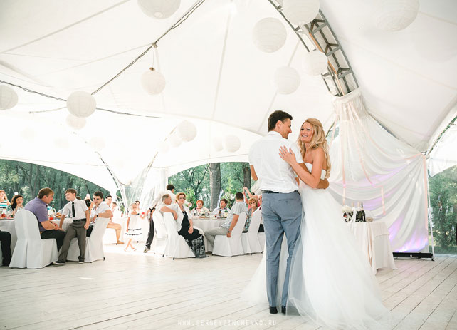 белая свадьба в шатре, танец молодоженов