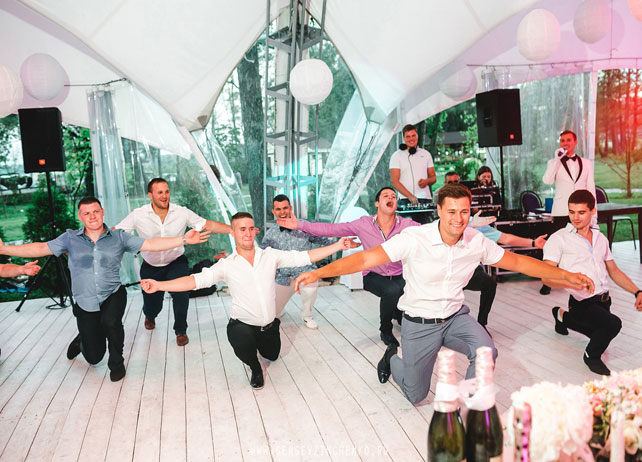 белая свадьба в шатре, гости на банкете