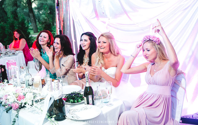 белая свадьба в шатре, гости на банкете