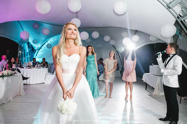 белая свадьба в шатре, невеста бросает букет