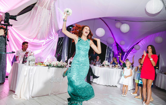 белая свадьба в шатре, подружка поймала букет невесты