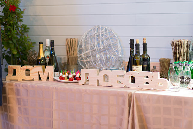 бело-голубая свадьба, стол с закусками и напитками