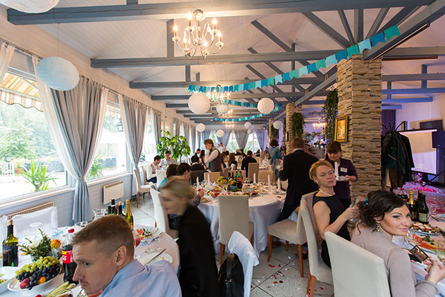 бело-голубая свадьба, декор зала