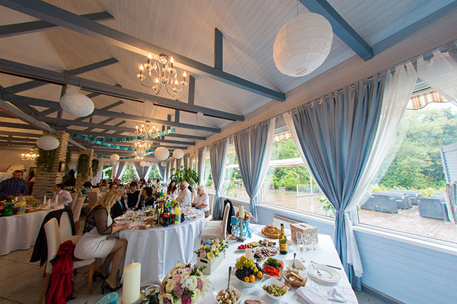 бело-голубая свадьба, декор зала