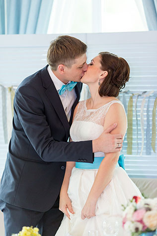 бело-голубая свадьба, жених и невеста