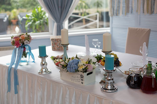 бело-голубая свадьба, стол молодоженов
